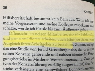 Fotografierte Buchseite aus Kapitel 2 mit einer gelb markierten Passage über Hilfsbereitschaft und den Umgang mit Vorgesetzten