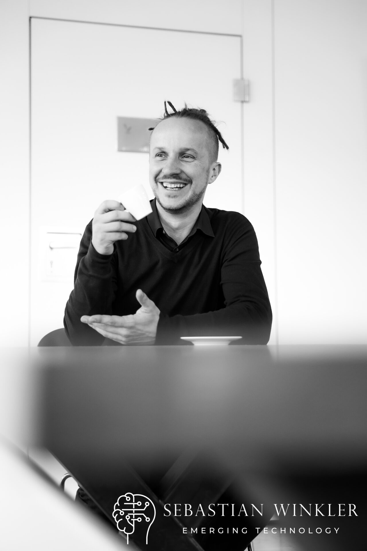 Sebastian Winkler präsentiert seine Mitgliedschaft bei den Deutschen Digitalen Beiräten