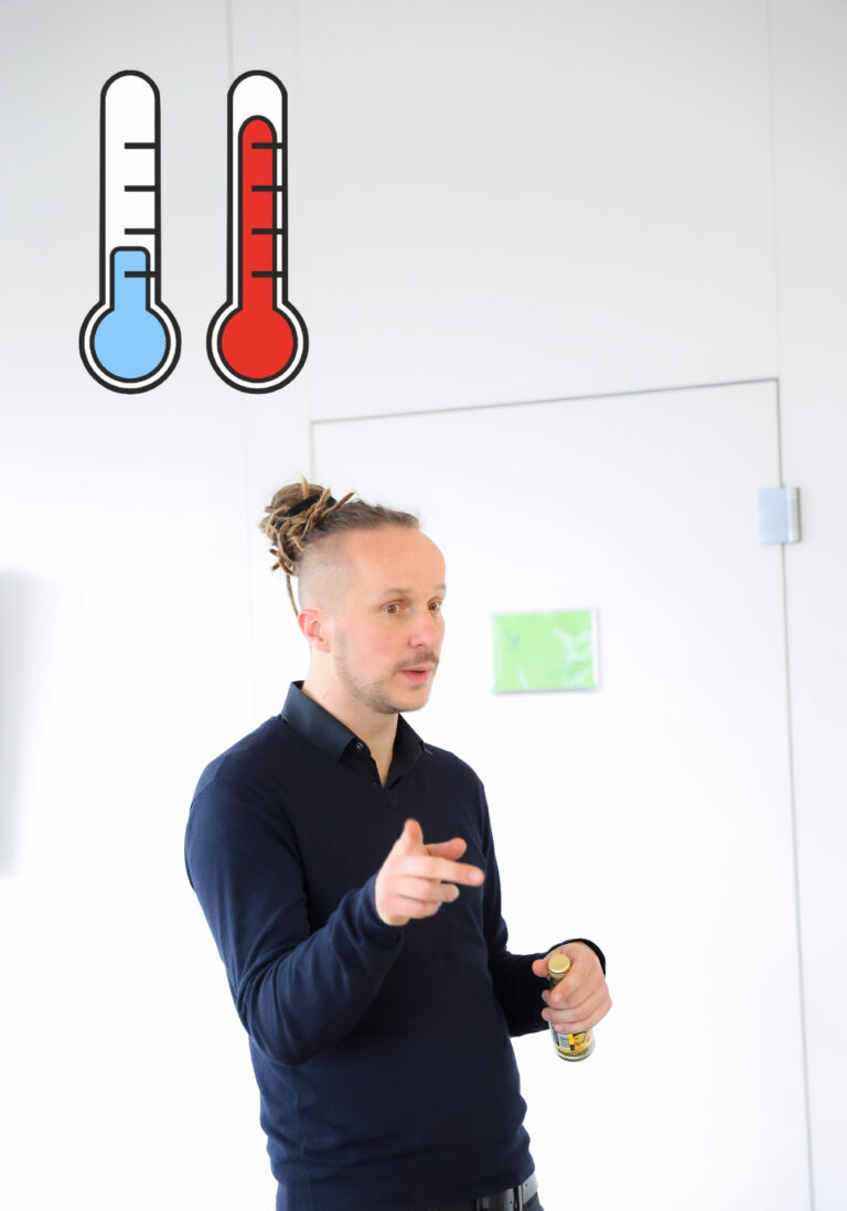 Sebastian Winkler demonstriert Smart-Home-Sensorik mit Thermometern zur intelligenten Heizungssteuerung