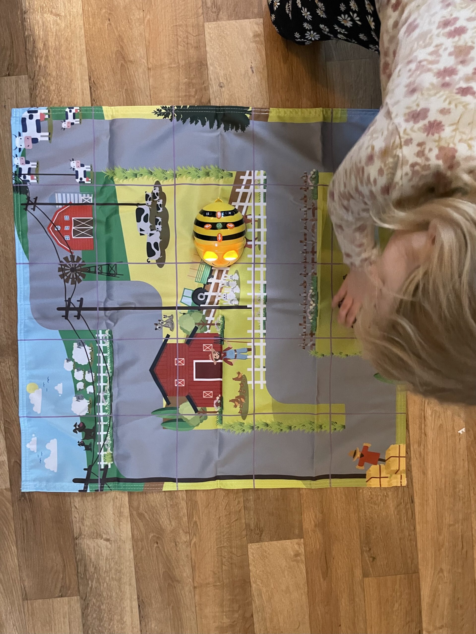 Kinder spielen mit Robotern und lernen spielerisch Technologie