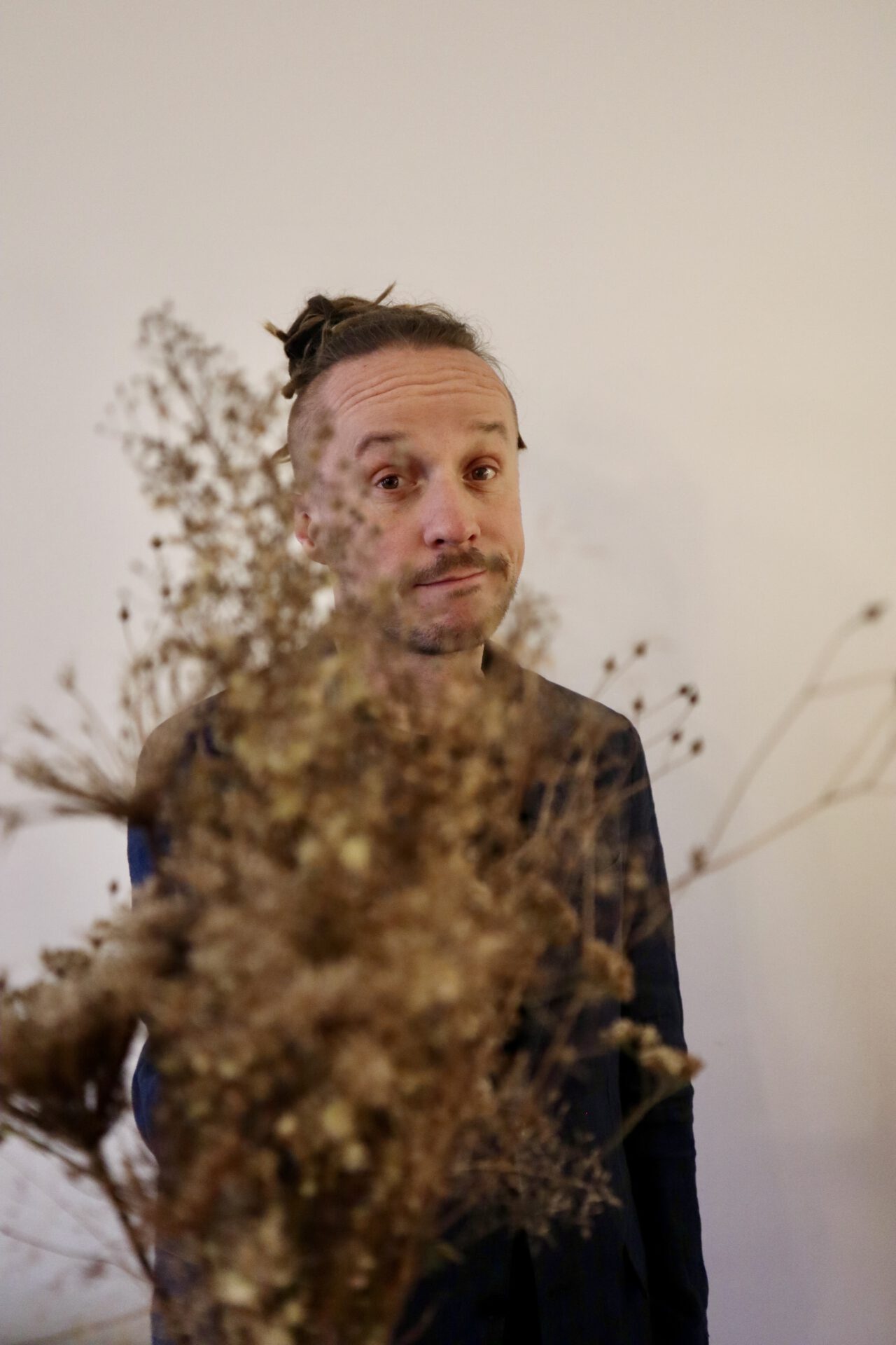 Sebastian Winkler mit Blumenstrauß – über die Kraft kleiner Gesten