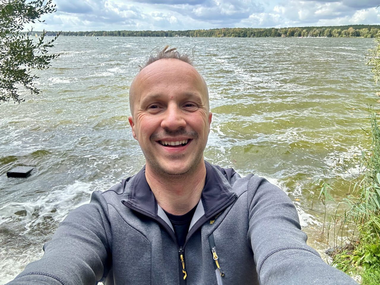Sebastian Winkler auf einer Fahrradtour entlang des Berliner Mauerwegs zum Tag der Deutschen Einheit