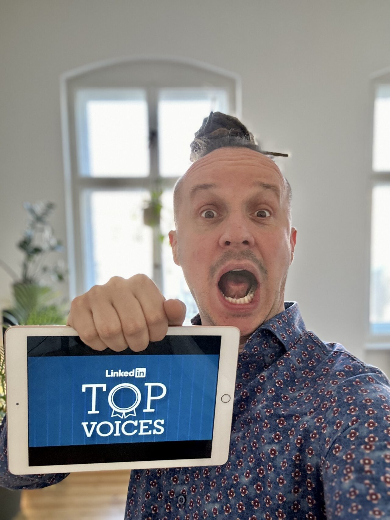 Sebastian Winkler mit LinkedIn Top Voice Badge – The Voice of Germany für KI und Digitalisierung