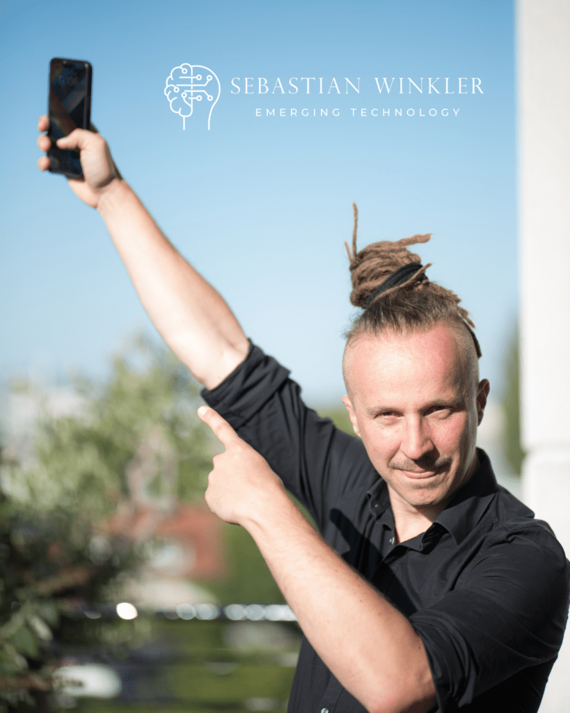 Sebastian Winkler mit Smartphone: KI und AR und VR im Unternehmen kombinieren