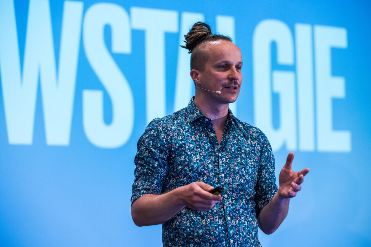 Sebastian Winkler präsentiert das Konzept Nowstalgie auf der Mediaan Frühlingskonferenz 2024