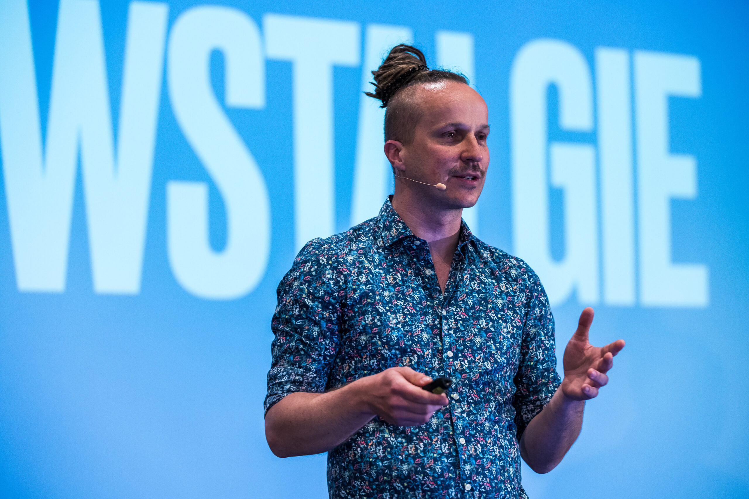 Sebastian Winkler präsentiert das Konzept Nowstalgie auf der Mediaan Frühlingskonferenz 2024