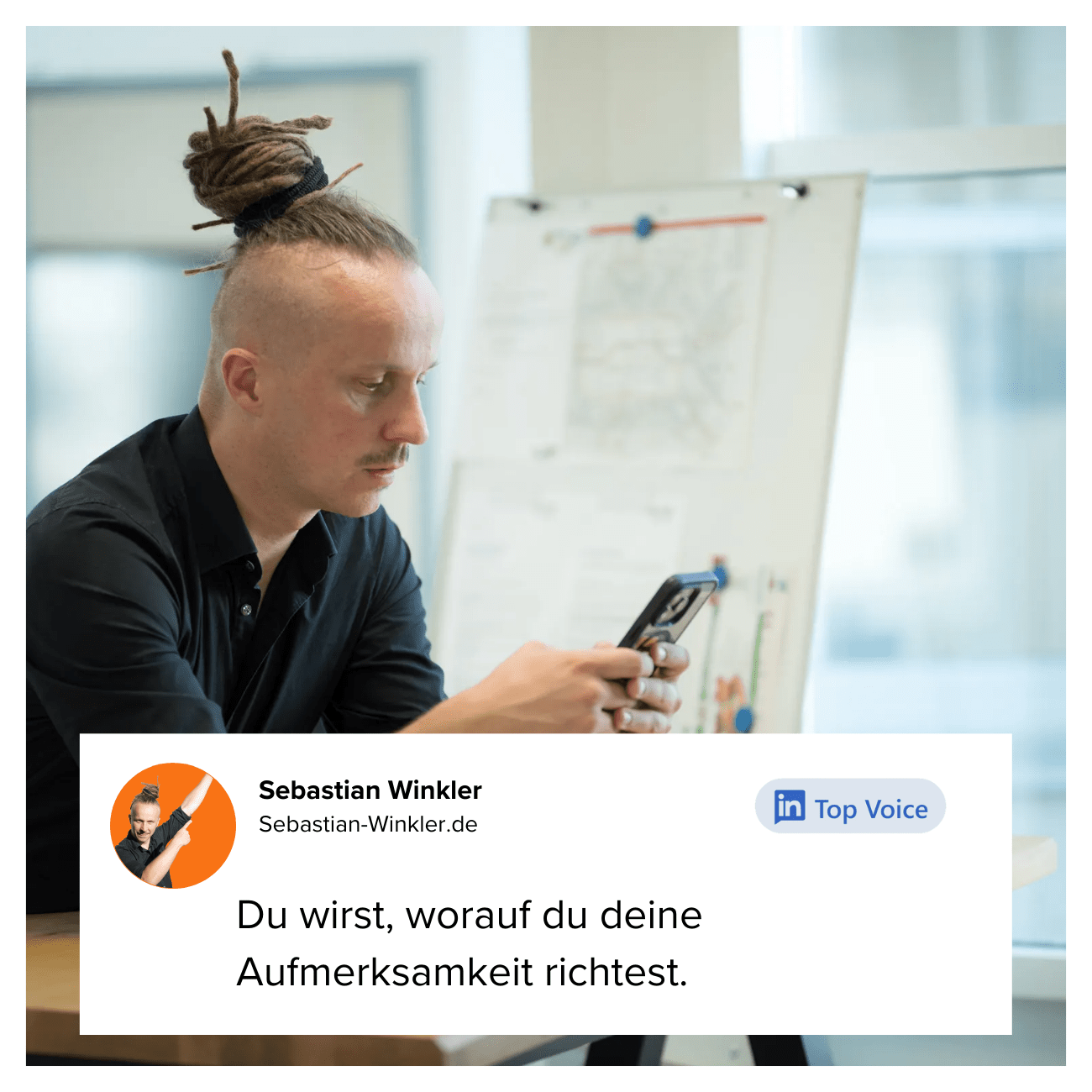 Sebastian Winkler vor dem Smartphone – Strategieberater für Leadership und KI-Nutzung