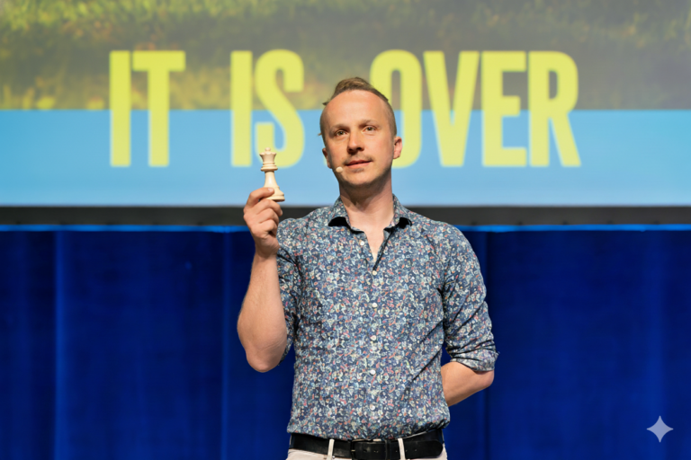 Sebastian Winkler als Speaker auf der Bühne zum Thema It is Over