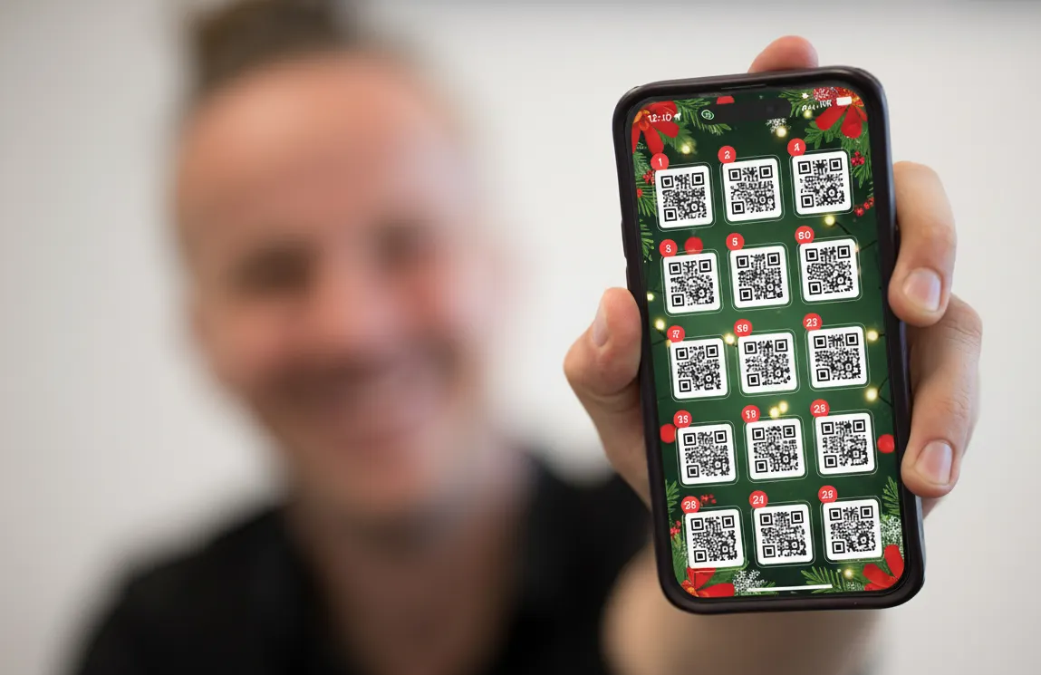 Sebastian Winkler zeigt seinen QR-Code Kalender als Reflexionsinstrument zum Jahresende