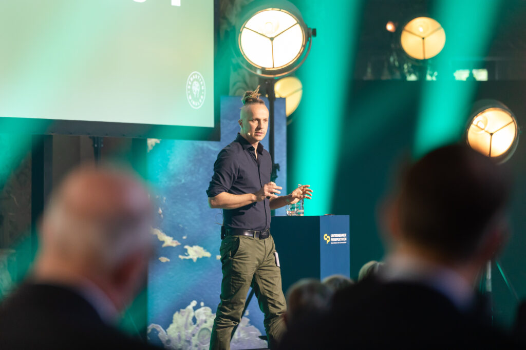 Sebastian Winkler als Keynote Speaker auf der Bühne