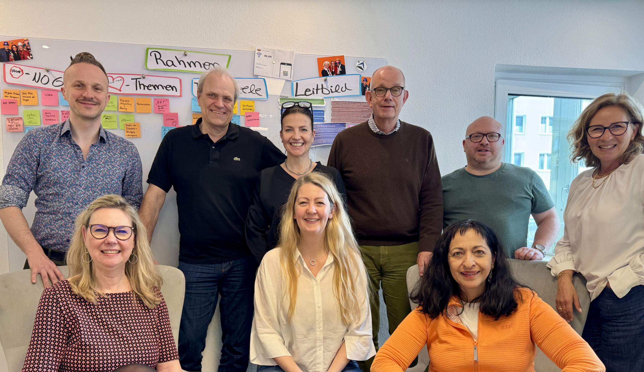 Sebastian Winkler moderiert den DDB Kernteam-Tag in Düsseldorf – Post-its und Strukturen entstehen