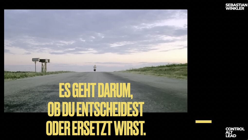Eine leere Landstrasse im Dämmerlicht mit dem Satz Es geht darum, ob du entscheidest oder ersetzt wirst