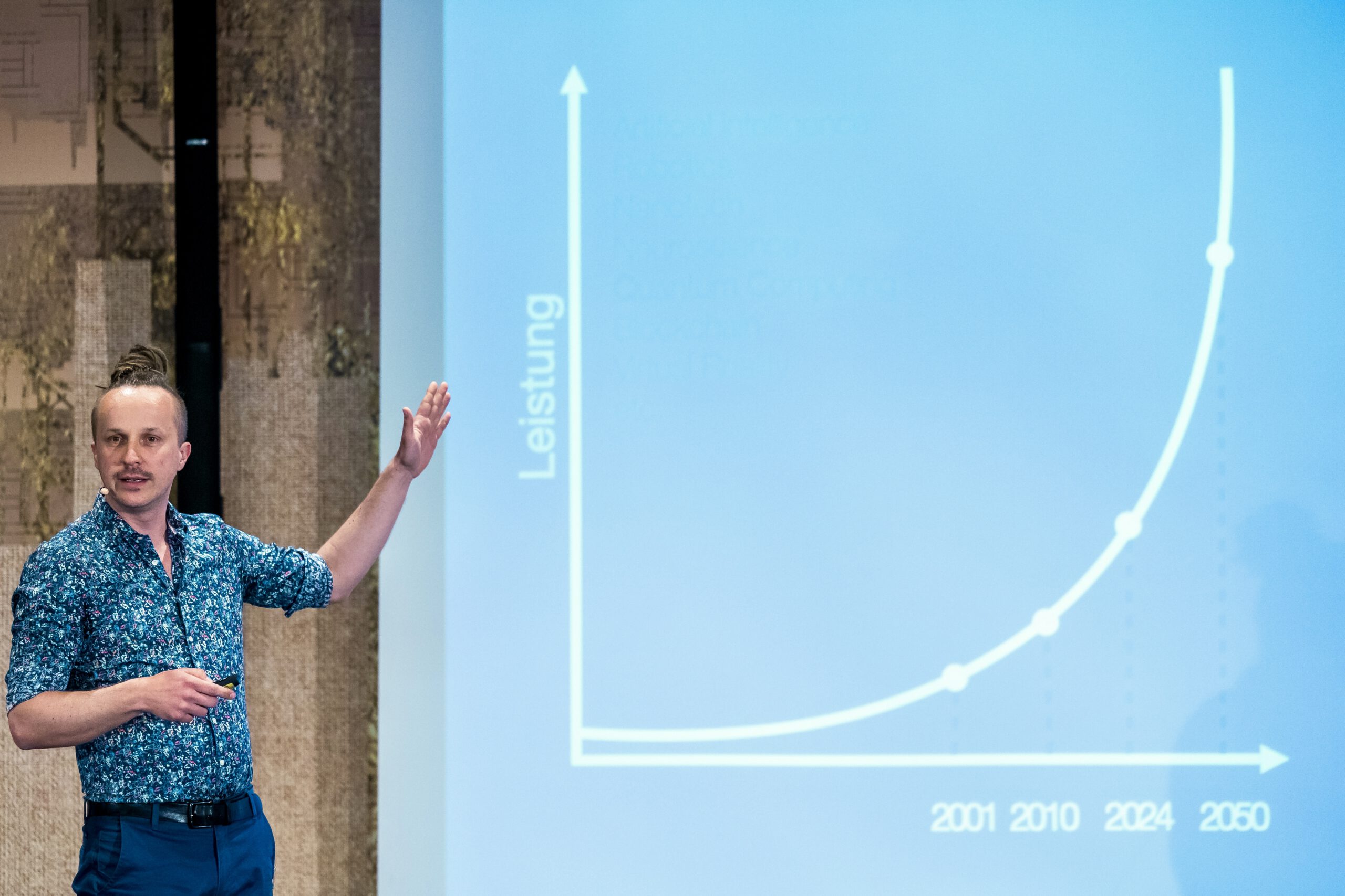 Sebastian Winkler Keynote Speaker auf der Bühne – KI verändert exponentiell alles
