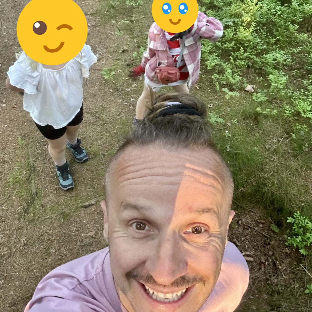 Familienselfie in der Böhmischen Schweiz während drei Tagen Digital Detox ohne Empfang