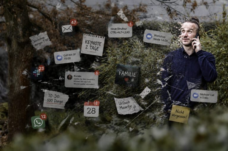 Sebastian Winkler vor einer Wand mit handgeschriebenen Notizen – sinnbildlich für eine bewusste LinkedIn Pause
