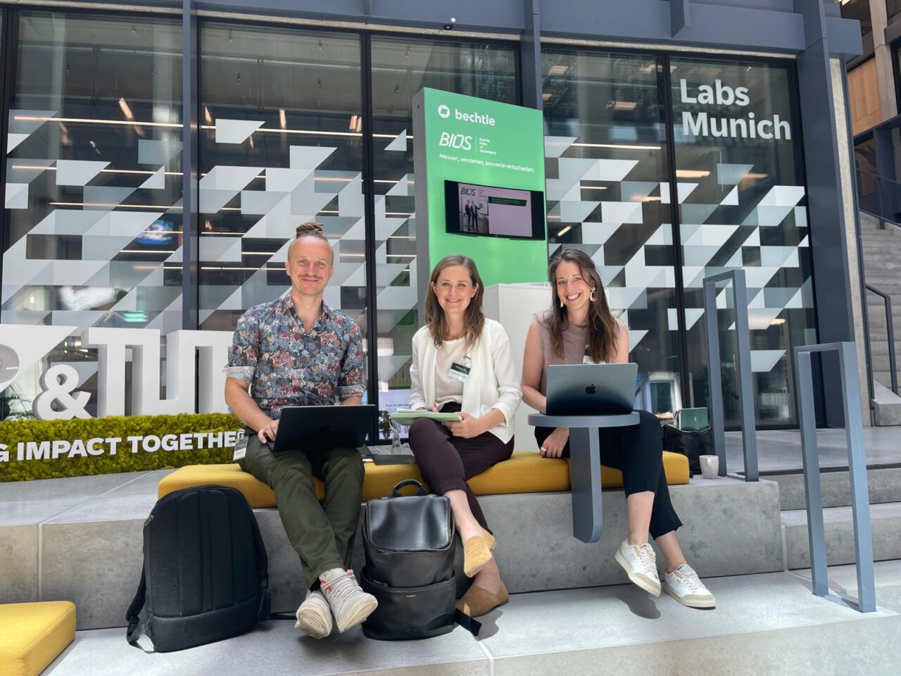 Sebastian Winkler mit Philine Erfurt und Noemi bei einem Treffen der Deutschen Digitalen Beiräte in den Bechtle Labs München