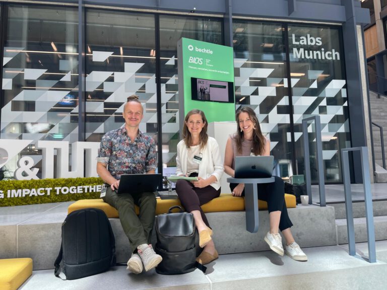 Sebastian Winkler mit Philine Erfurt und Noemi bei einem Treffen der Deutschen Digitalen Beiräte in den Bechtle Labs München