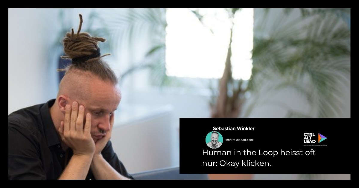 Sebastian Winkler sitzt müde vor dem Laptop, den Kopf in die Hände gestützt. Text: Human in the Loop heisst oft nur: Okay klicken.